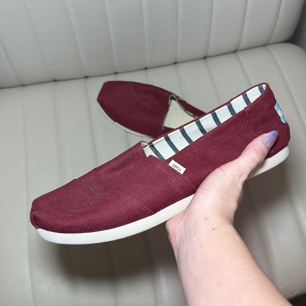 TOMS Burgundy Canvas Slip-On Shoes Menโs 9.5 (Womenโs 11) Casual Comfort Flats